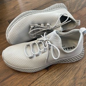 New women’s urban sport by j/slides light grey knit tennis shoes size 10